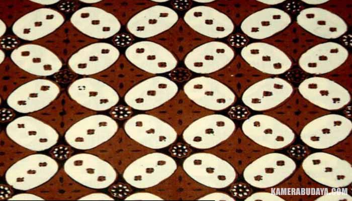  Batik Kawung merupakan salah satu motif tertua di Indonesia dan berasal dari Jawa Batik Kawung - Asal-Usul, Sejarah, Filosofi, Makna, dan Penjelasannya