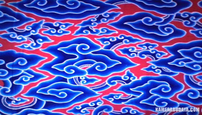  Motif batik mega mendung merupakan salah satu motif batik Indonesia yang berasal dari Cir Batik Mega Mendung - Sejarah, Filosofi, Makna, dan Perkembangannya
