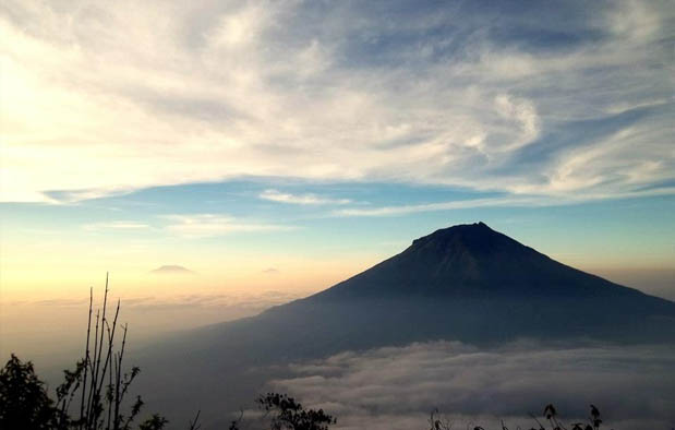  merupakan salah satu pulau di Indonesia yang dilewati oleh sirkum mediterania Gunung Tertinggi di Jawa ? Inilah Keterangan dan Gambarnya Lengkap!