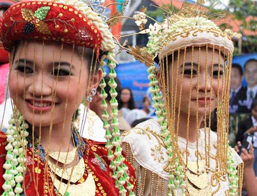  Meskipun menurut sejarah suku Betawi ini bukanlah suku asli dari DKI Jakarta Inilah 5 Pakaian Adat Betawi Dari DKI Jakarta