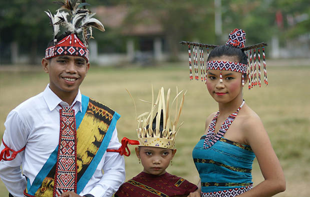 Nusa Tenggara Timur atau NTT merupakan sebuah provinsi yang dulunya merupakan bagian dari  Pakaian Adat NTT, Jenis-jenis, Gambar, dan Penjelasannya