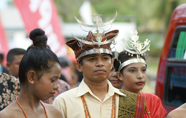 Nusa Tenggara Timur atau NTT merupakan sebuah provinsi yang dulunya merupakan bagian dari  Pakaian Adat NTT, Jenis-jenis, Gambar, dan Penjelasannya