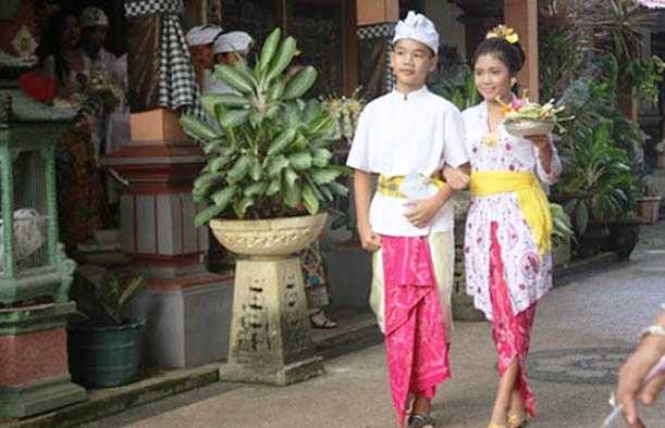 Pulau Bali dikenal dengan julukan Pulau Dewata Inilah Pakaian Adat Dari Provinsi Bali (Pria dan Wanita)