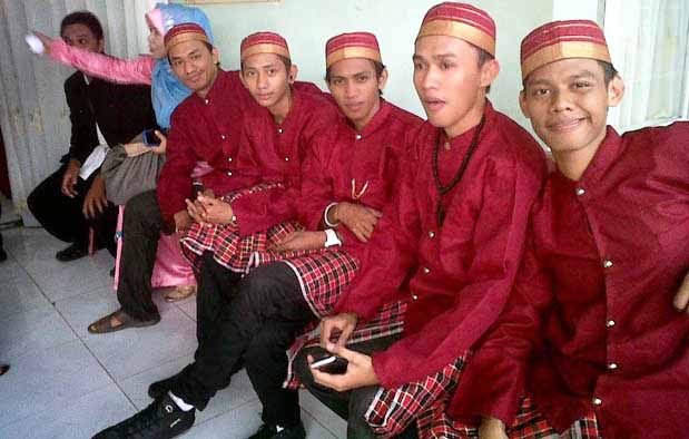 Inilah Pakaian Adat Dari Sulawesi Selatan Inilah Pakaian Adat Dari Sulawesi Selatan (Pria dan Wanita)