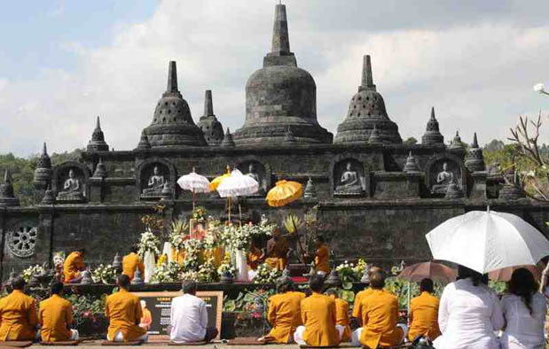 Masuknya agama Hindu dan Budha sejak awal abad ke  Pengaruh Hindu Budha Di Indonesia dalam Beberapa Aspek Kehidupan
