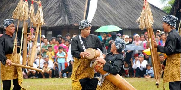  Kata seni dan budaya ialah dua hal yang saling berkaitan dan tidak bisa terpisahkan Pengertian Seni Budaya Indonesia