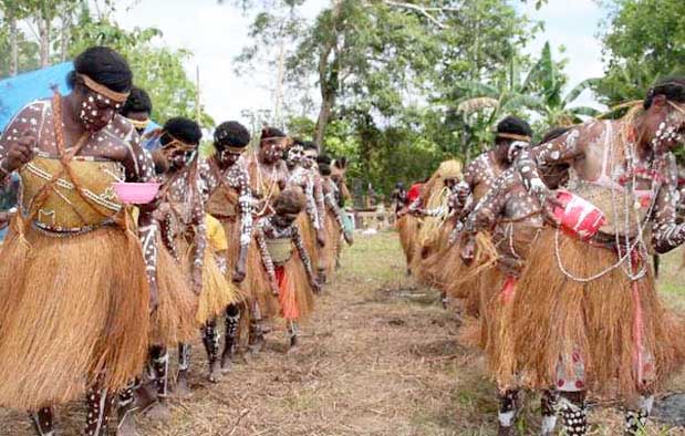 Inilah Pakaian Adat Dari Provinsi Papua  Inilah Pakaian Adat Dari Provinsi Papua (Pria dan Wanita)