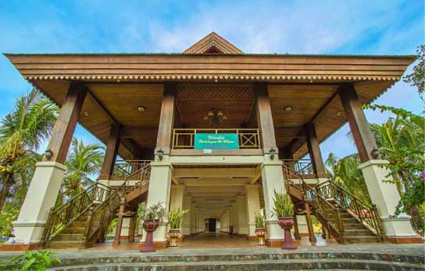  Gorontalo merupakan salah satu provinsi termuda di Indonesia Rumah Adat Gorontalo (Dolohupa + Bandayo Pamboide), Gambar, dan Penjelasannya