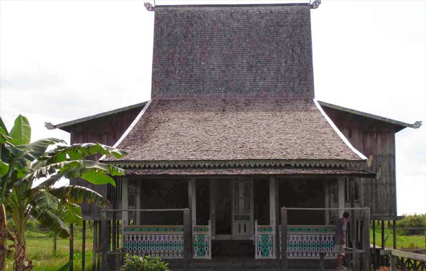  Indonesia juga mempunyai pasar apung yang terletak di Kota Banjarmasin Rumah Adat Kalimantan Selatan, Nama, Gambar, dan Penjelasannya