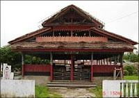  Maluku adalah salah satu provinsi di Indonesia yang cukup dikenal di kancah dunia Rumah Adat Maluku (Rumah Baileo), Gambar, dan Penjelasannya