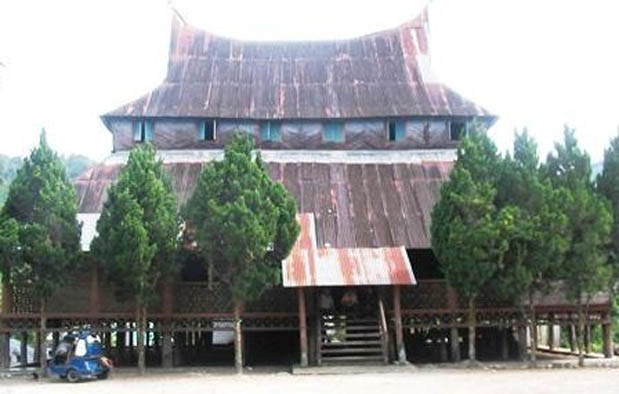 Meski rumah adat Bolon dianggap sebagai satu Filosofi 5 Rumah Adat Sumatera Utara (Batak) + Gambarnya