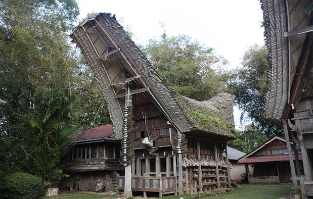  Provinsi Sulawesi Selatan dihuni oleh masyarakat yang berasal dari suku yang beragam Rumah Adat Sulawesi Selatan (Tongkonan Toraja), Gambar, dan Penjelasannya