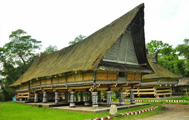  Sumatera Utara adalah provinsi dengan populasi penduduk terbanyak ke Rumah Adat Sumatera Utara (Rumah Bolon), Gambar, dan Penjelasannya