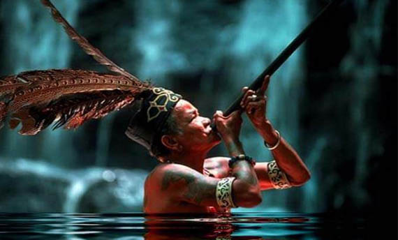  dihuni oleh masyarakat dari latar belakang budaya yang heterogen 5 Senjata Tradisional Kalimantan Barat, Gambar, dan Keunikannya