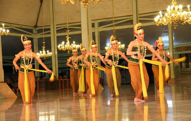  Tarian ini dibawakan oleh para penari wanita dengan dandanan khas Jawa Tari Gambyong Asal Jawa Tengah : Sejarah, Gerakan, Video, dan Penjelasannya