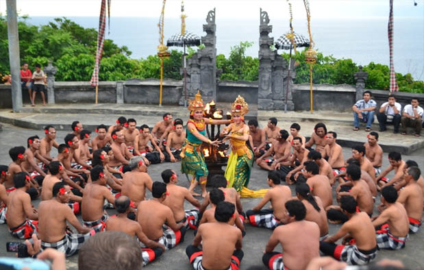  yang berasal dari budaya masyarakat Bali Tari Kecak Asal Bali : Sejarah, Gerakan, Video, dan Penjelasannya