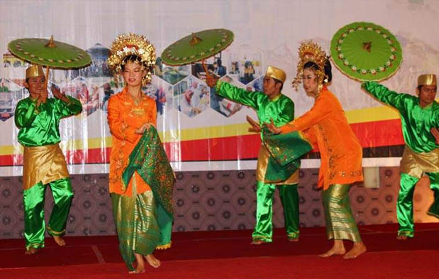  masyarakat Minangkabau Sumatera Barat juga mengenal beberapa jenis Tari Payung Asal Sumatera Barat : Sejarah, Gerakan, Video, dan Penjelasannya