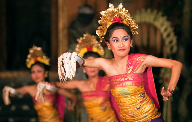  Jika tari kecak dipentaskan hanya oleh para penari pria Tari Pendet Asal Bali : Sejarah, Gerakan, Video, dan Penjelasannya