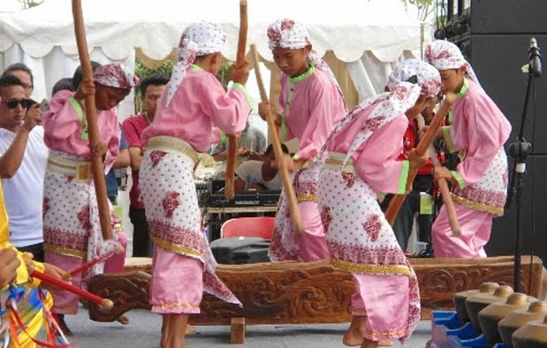  Banten memang tak sanggup dilepaskan dari sejarah panjang perkembangan kebudayaan Islam di I 8 Alat Musik Tradisional Banten, Nama, Gambar, dan Penjelasannya