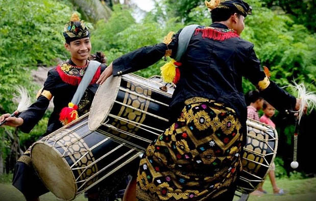  Nusa Tenggara Barat adalah sebuah provinsi dengan kultur masyarakat yang unik 7 Alat Musik Tradisional NTB, Gambar, dan Penjelasannya