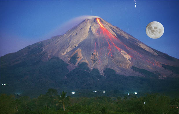 adalah gunung api teraktif di Indonesia yang terletak persis di tengah Pulau Jawa Asal Usul Gunung Merapi, Mitos, dan Cerita Misterinya