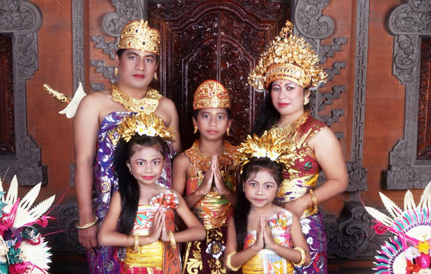  Bali dikenal dengan julukan Pulau Dewata Pakaian Adat Bali Pria dan Wanita, Gambar, beserta Penjelasannya
