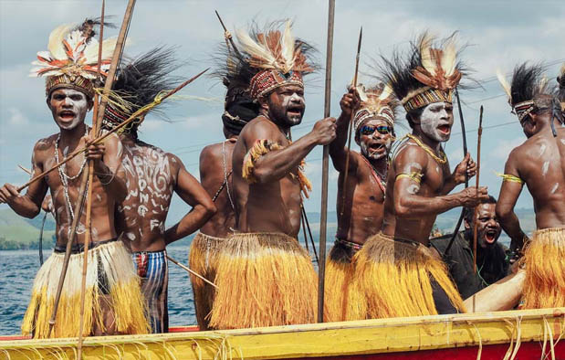  tanah kaya di timur Indonesia yang sangat mempesona Filosofi Baju Adat Papua dan Keterangannya