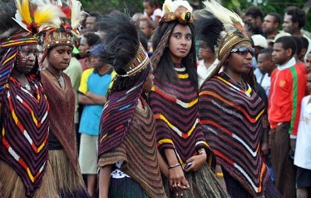  pakaian adat tradisional dari provinsi yang ada di Indonesia Pakaian Adat Papua, Gambar, Nama, dan Penjelasannya