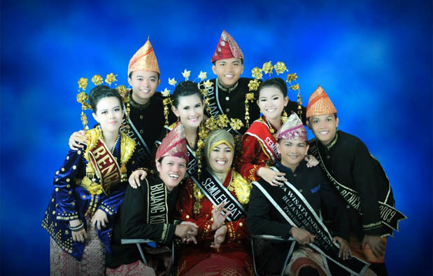  Sebuah provinsi di Barat Daya Pulau Sumatera ini sebetulnya adalah provinsi yang sangat k Pakaian Adat Bengkulu dan Keterangannya + Gambar
