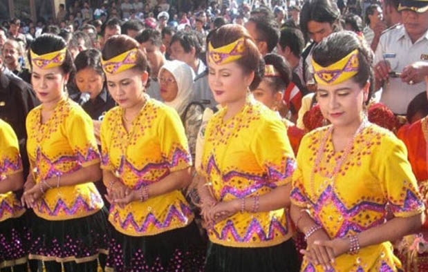 Dibandingkan provinsi lainnya yang terdapat di Pulau Sulawesi Pakaian Adat Sulawesi Tengah, Nama, Gambar, dan Penjelasannya