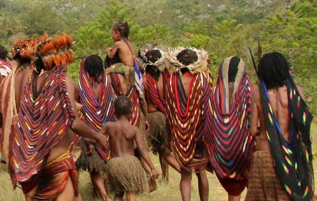  pakaian adat tradisional dari provinsi yang ada di Indonesia Pakaian Adat Papua, Gambar, Nama, dan Penjelasannya