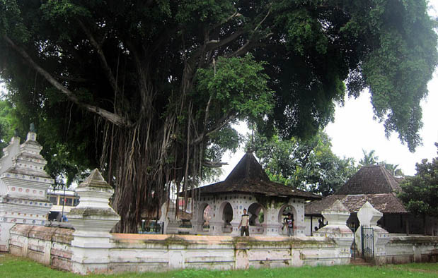 Kesultanan Cirebon adalah salah satu kesultanan Islam yang berdiri sejak abad ke  8 Peninggalan Kerajaan Cirebon, Sejarah dan Gambarnya Lengkap