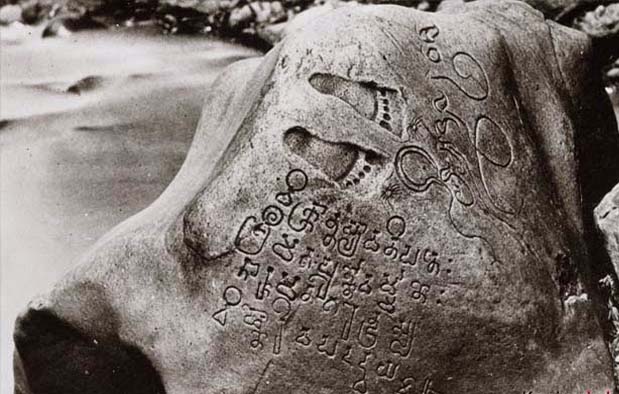Terdapat tujuh prasasti hasil peninggalan Kerajaan Tarumanegara yang ditulis dengan bahasa 7 Peninggalan Kerajaan Tarumanegara Yang Wajib Diketahui