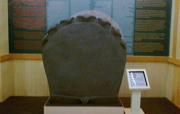  Prasasti yang saat ini disimpan di Museum Gajah ini menyimpan beberapa  Isi Prasasti Telaga Batu Peninggalan Kerajaan Sriwijaya + Gambar