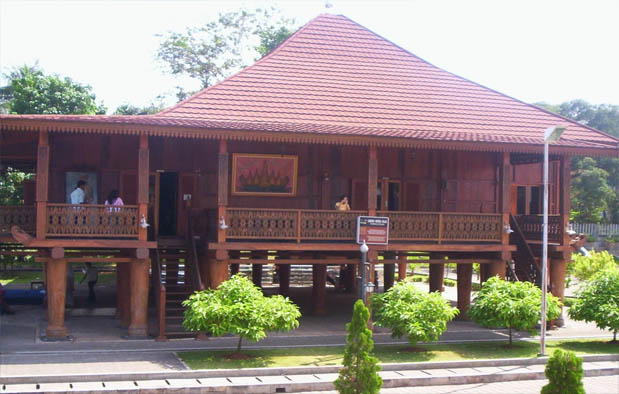 Lampung terletak di bagian paling bawah Pulau Sumatera yang berbatasan langsung dengan Sel Rumah Adat Lampung : Nuwou Sesat, Konstruksi dan Penjelasannya