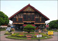  Aceh adalah provinsi Indonesia yang terletak di ujung utara Pulau Sumatera Rumah Adat Aceh (Krong Bade), Gambar, dan Penjelasannya