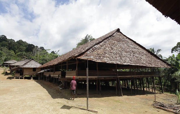  Maluku adalah salah satu provinsi di Indonesia yang cukup dikenal di kancah dunia Rumah Adat Maluku (Rumah Baileo), Gambar, dan Penjelasannya