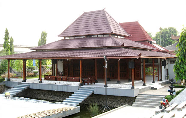  Rumah yang dibangun oleh Sultan Hamengkubuwono I pada tahun ini merupakan rumah kediaman  Rumah Adat Yogyakarta (Bangsal Kencono), Gambar, dan Penjelasannya