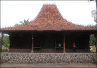 Masyarakat suku Jawa mengenal beragam desain hunian dalam budayanya Rumah Adat Jawa Tengah (Joglo), Gambar, dan Penjelasannya