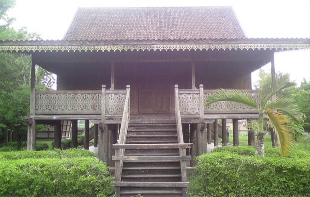  Jambi adalah salah satu provinsi di Indonesia yang letaknya berada di tengah pulau Sumate Rumah Adat Jambi (Kajang Leko), Gambar, dan Penjelasannya