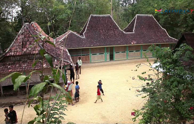  Rumah adat ini berasal dari budaya masyarakat suku Madura di Jawa Timur Rumah Adat Jawa Timur (Tanean Lanjhang), Gambar, dan Penjelasannya