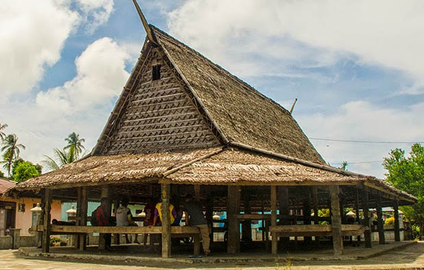  Maluku Utara adalah sebuah provinsi kepulauan yang terletak di Timur Laut Indonesia Rumah Adat Maluku Utara (Rumah Sasadu), Gambar, dan Penjelasannya