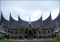  Sumatera Barat merupakan salah satu provinsi di Indonesia yang letaknya di tengah Pulau S Rumah Adat Sumatera Barat (Rumah Gadang), Gambar, dan Penjelasannya