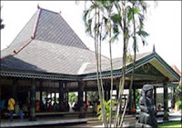  Rumah yang dibangun oleh Sultan Hamengkubuwono I pada tahun ini merupakan rumah kediaman  Rumah Adat Yogyakarta (Bangsal Kencono), Gambar, dan Penjelasannya