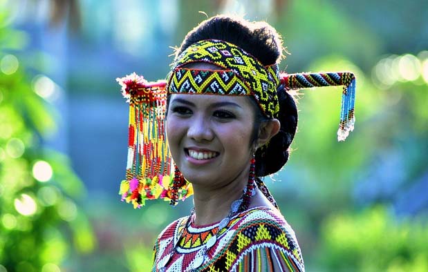 Suku Dayak merupakan suku mayoritas yang tersebar di seluruh Pulau Kalimantan Rumah Adat Kalimantan Barat, Nama, Gambar, dan Penjelasannya