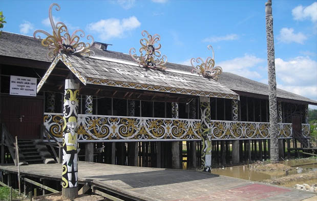  Kalimantan Timur merupakan salah satu provinsi di Indonesia yang masyarakatnya dikenal me Rumah Adat Kalimantan Timur (Rumah Lamin), Gambar, dan Penjelasannya