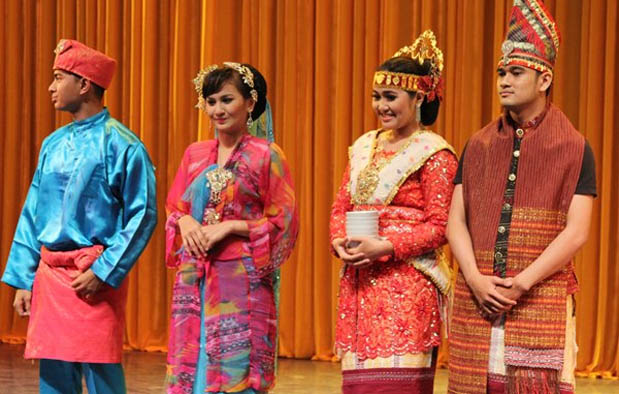  adalah salah satu dari sekian banyak tari tradisional di nusantara yang menjadi warisan b Mengenali Tari Serampang Dua Belas, Warisan Budaya Melayu Deli