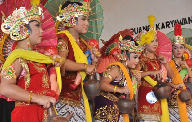  adalah salah satu contoh tari klasik yang berasal dari daerah Surakarta Tari Bondan: Asal Usul, Sejarah, dan Pembahasan Lengkapnya