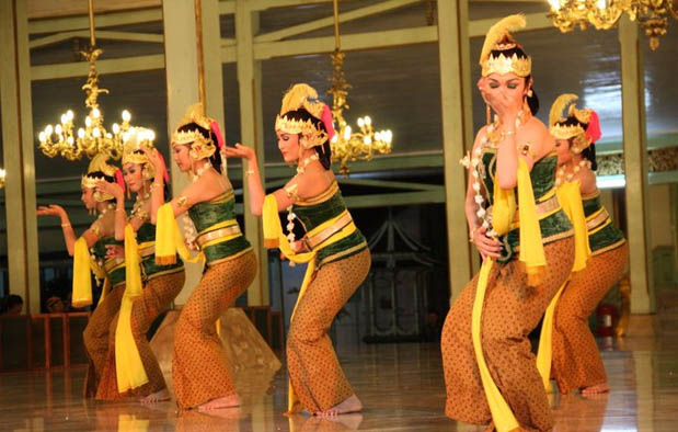  ialah tari adab khas dari kawasan Surakarta Tari Gambyong Pareanom, Asal Usul dan Penjelasan Lengkapnya