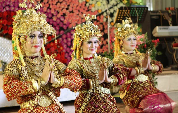 adalah tarian yang berasal dari kebudayaan kerajaan Sriwijaya di masa silam Mengenal Tari Gending Sriwijaya, Asal Usul dan Gerakannya